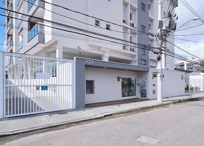 2 QUARTOS com Churrasqueira na Varanda, Piscina, Garagem interna, WiFi 500mbps, Ar Condicionado e Telas de Proteção